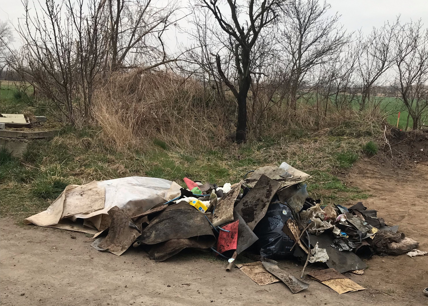 Děti uklízí odpadky ve Veltrusích Hromada nasbíraných odpadků