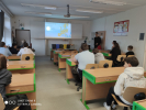 žáci ve třídě sledují přednášku o tříděném odpadu 